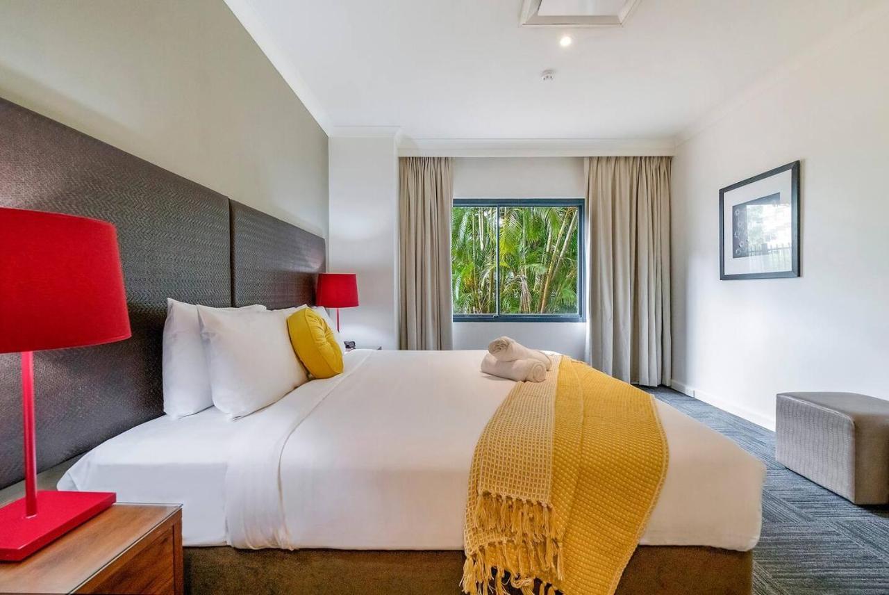 Harbourside Pool Escape With Leafy Alfresco Patio Apartment *